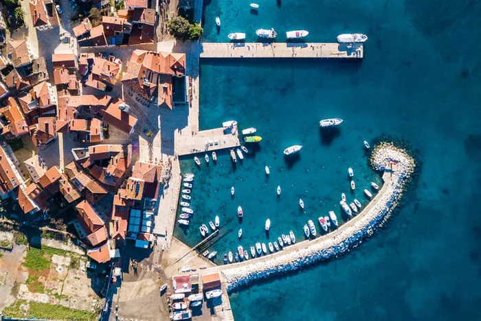 Hafen von Fažana mit Booten