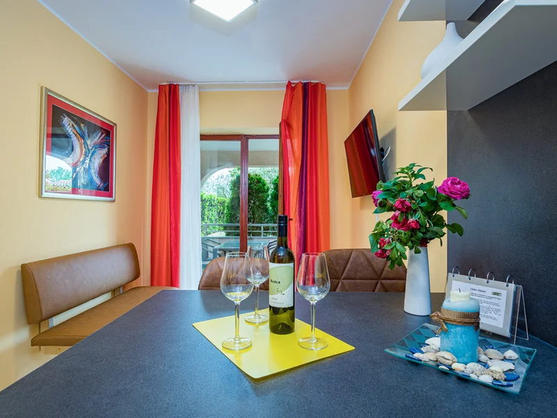 Apartman 1 – Wohnbereich mit Couch und Esstisch