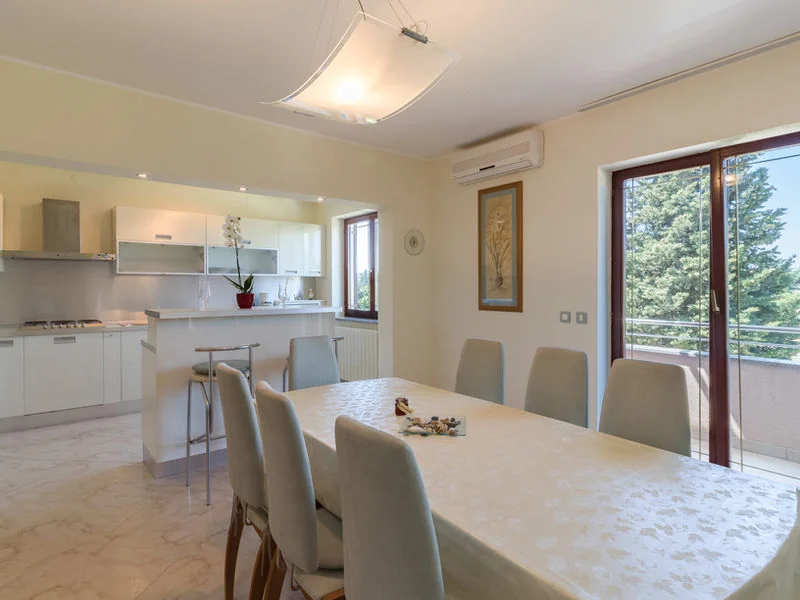 Apartman 3 – Großer Wohnraum mit Essbereich